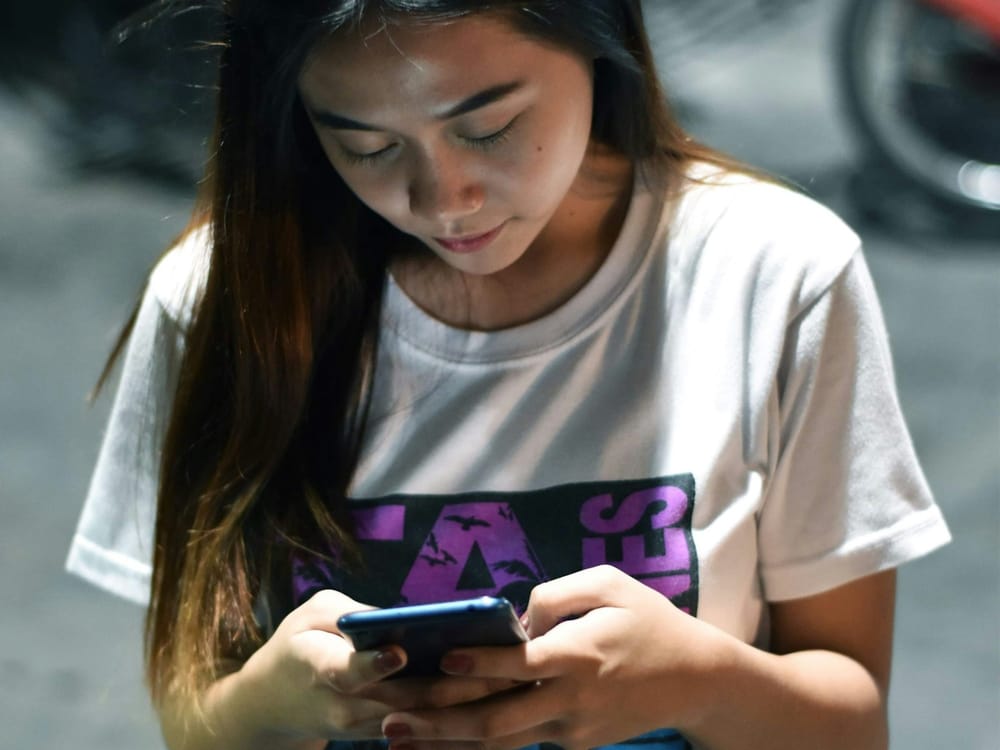 Texting a Random Stranger Better for Loneliness Than Talking to a Chatbot, Study Shows