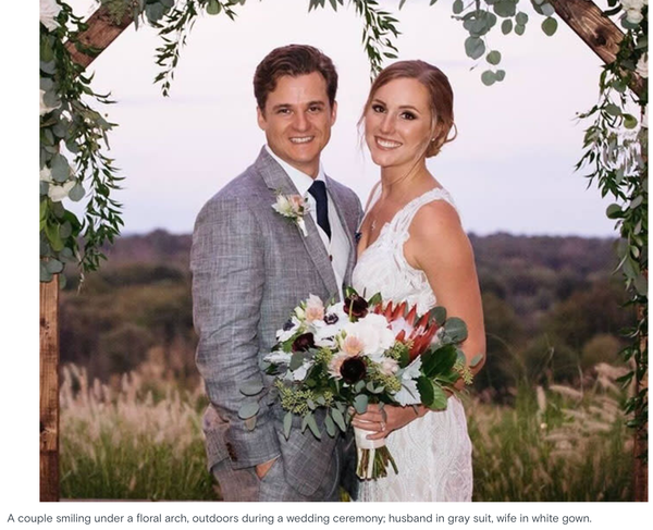 تصویر گرهارد کونیگ و همسرش در ساحل. زیرنویس هوش مصنوعی: «یک زوج خندان در ساحل هنگام غروب خورشید، مرتبط با حادثه پزشک هاوایی.»