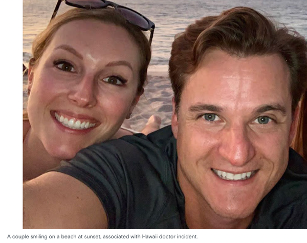 تصویر گرهارد کونیگ و همسرش در مراسم عروسی. زیرنویس هوش مصنوعی: «یک زوج خندان زیر طاق گل، در فضای باز طی مراسم عروسی؛ شوهر با کت و شلوار خاکستری، همسر با لباس سفید»